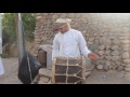 الشاب الرائع راشد الغافري يدق الطبل إيذانا ببدأ أداء فنون الرزحة العمانية في قرية الظويهر شوال1438