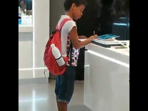 Niño usa tablet de tienda comercial para hacer su tarea