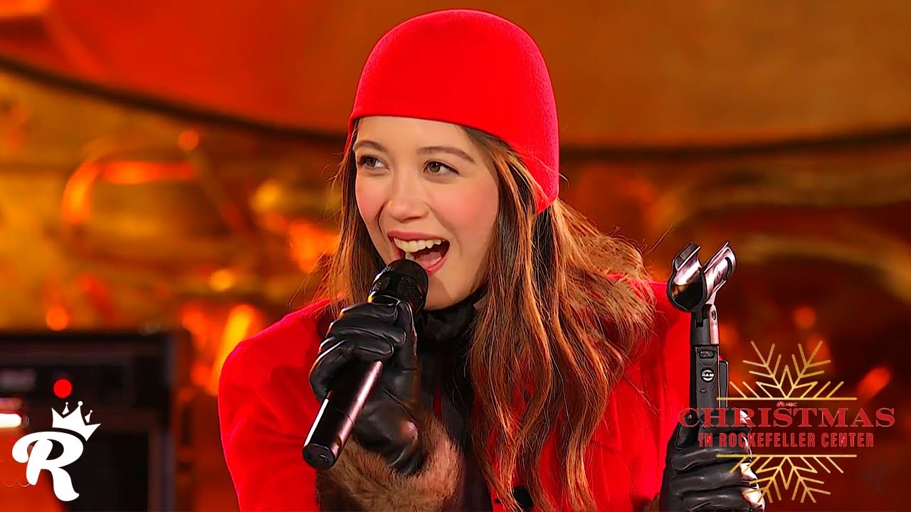 Laufey | Santa Claus Is Coming To Town | Full Performance | Christmas In Rockefeller Center 2025