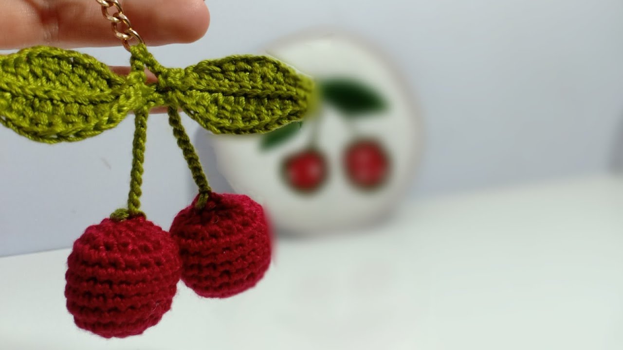 🍒 طريقة عمل ميدالية أو بروش كرز بالكروشيه – شرح سهل وجميل 🧶