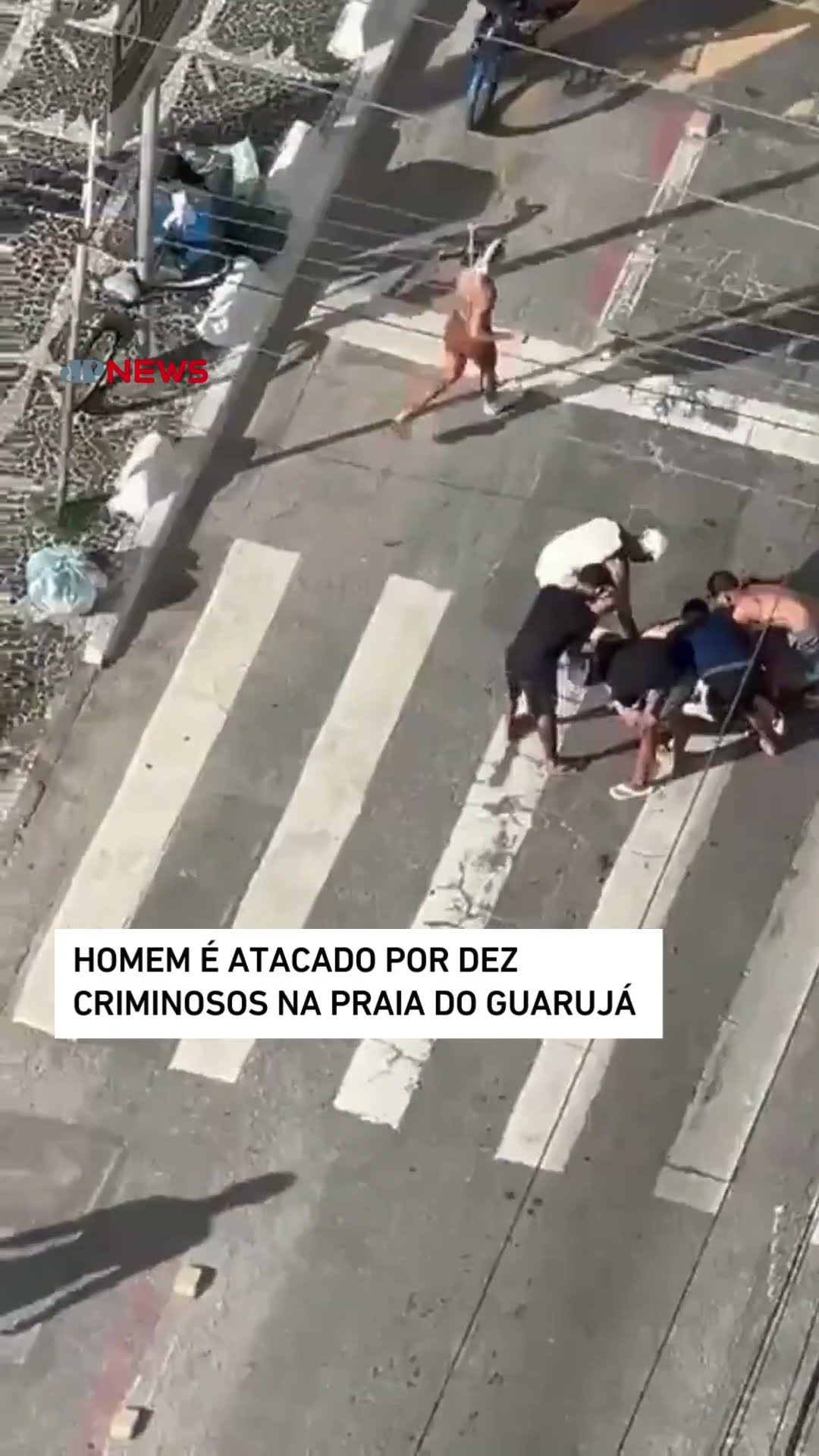 Homem é atacado por dez criminosos na praia do Guarujá #shorts