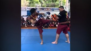 Holding Pads Muay Thai professional: KRU SUPHAN CHABIRAM