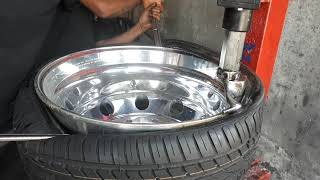 montando Pn 245/30R 22 na roda de caminhão 22,5 roda de alumínio