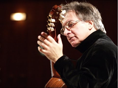 Alvaro Pierri plays