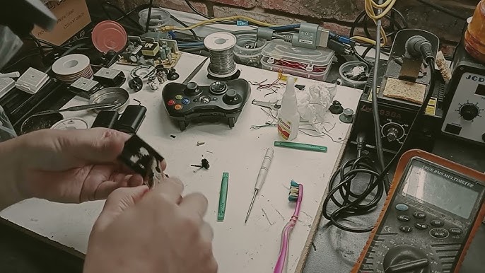 How to replace the batteries in your Xbox 360 Wireless Controller