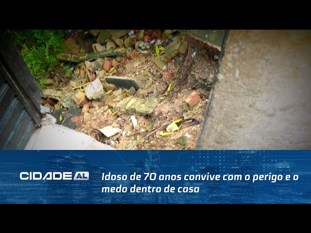 Idoso de 70 anos convive com o perigo e o medo dentro de casa; parte do quintal já desmoronou