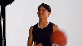 バスケ日本代表・河村勇輝、力強い視線とともにスピード感と躍動感ある華麗なドリブルを披露　メイキングではお茶目な笑顔も　ティソ新ブランドキャンペーンムービー