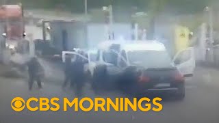 Video shows armed men ambush a prison transport van in France carrying a suspected drug lord Resimi