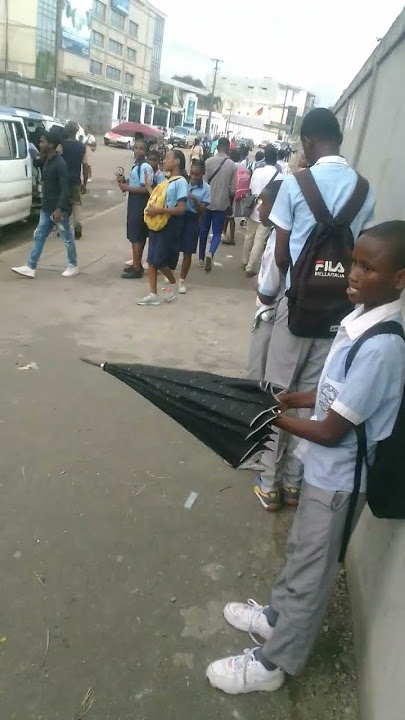 Gabon action 😭 info un jeune élève De Nelson Mandela brime un petit de 6ème en pleine journée🇬🇦👉🤔