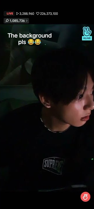 Jungkook is live on vlive 💜💜but the painting 🎨