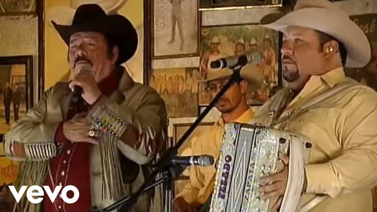 Pesado - Me Refiero A Ti ft. Lalo Mora (Live at Nuevo León México) - YouTube
