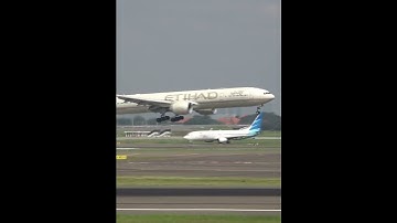 Pesawat Boeing 777 300 Etihad Landing Bandara Soekarno Hatta Jakarta