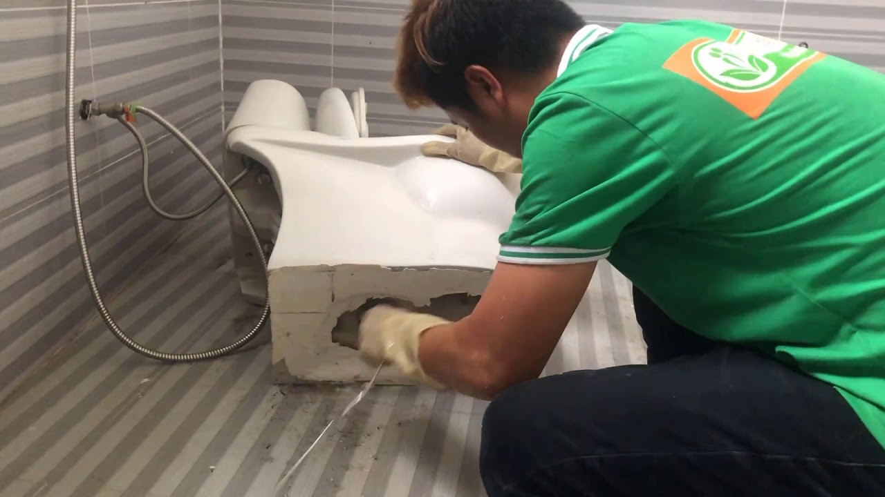 Hướng dẩn lấy vật cứng mắc trong bồn cầu ra ngoài ☎ 0975404077