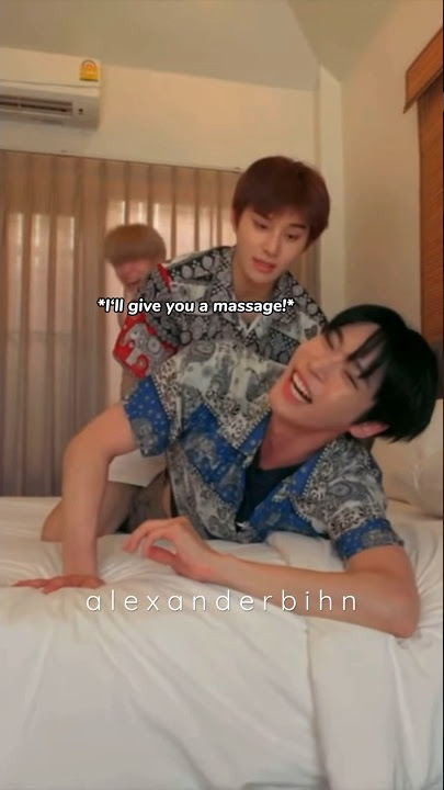 How to give a massage…#nct #jaehyun #jungwoo #doyoung #kpop #dojaejung #shorts