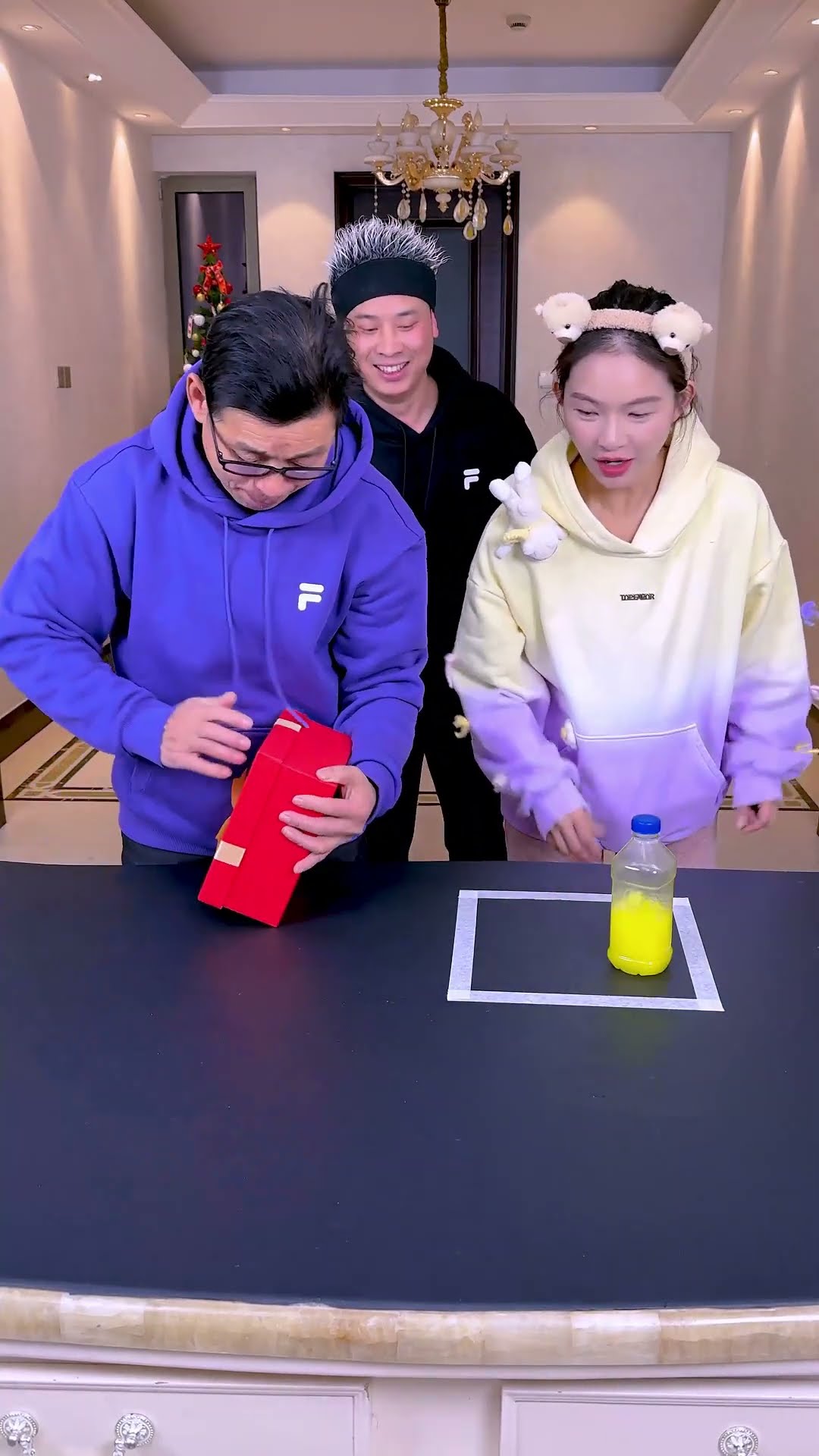Stand Up The Bottle To Grab The Christmas Gift, See Who Can Get It#Funnyfamily #Partygames #Shorts
