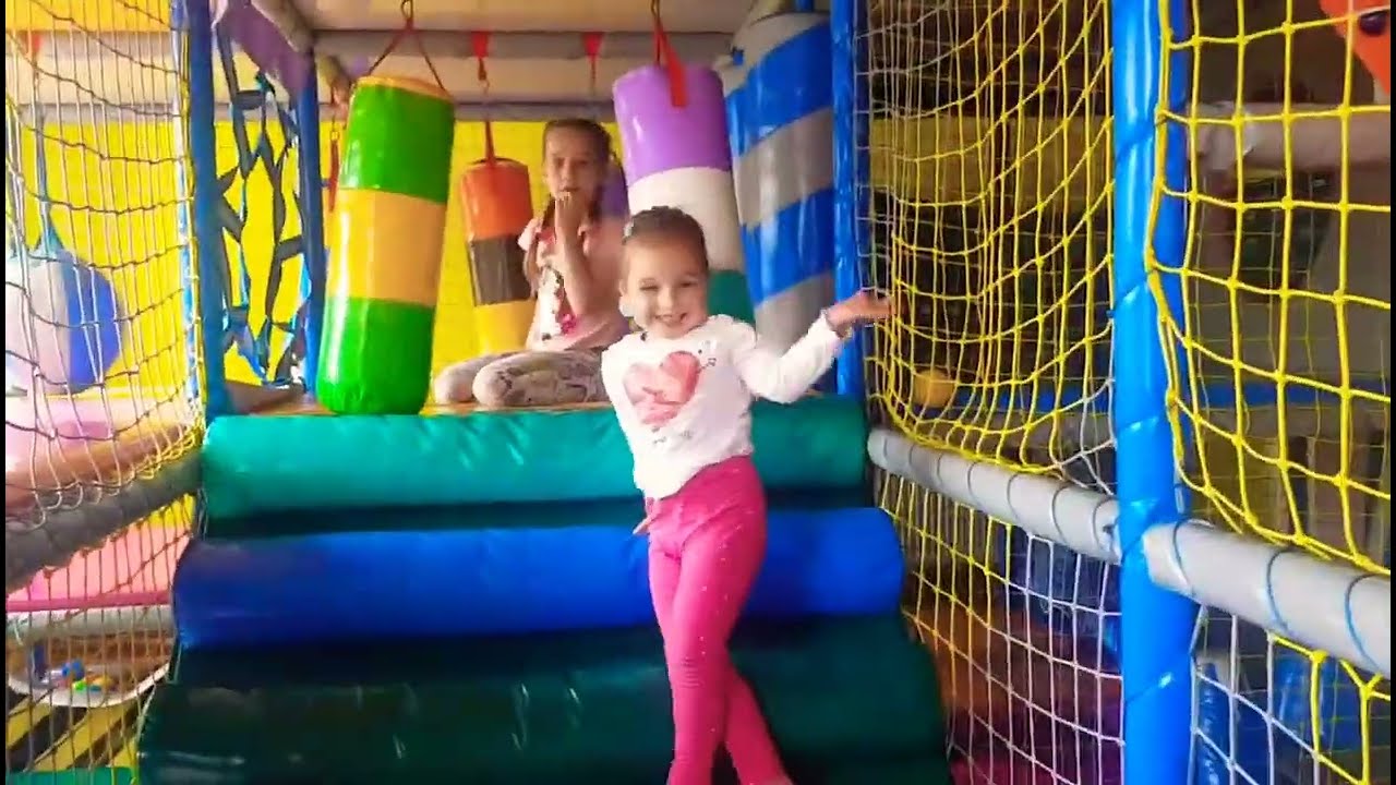 Амелия гуляет в развлекательном парке для детей. Playground vlog. 