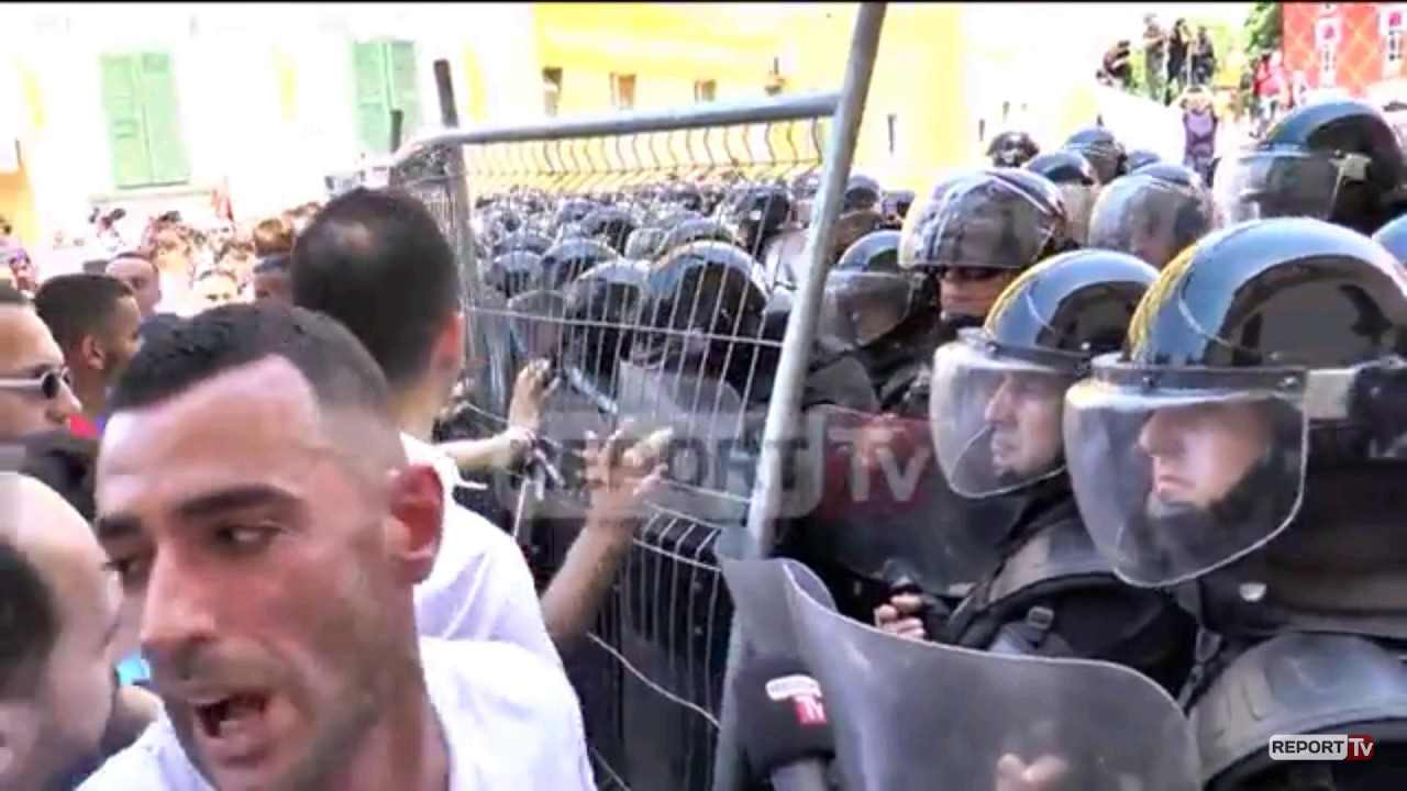 Stresi perseri ne burg ... arrestohet ne Proteste...