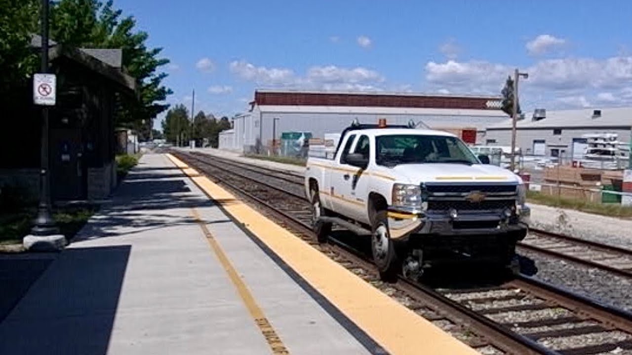 [ USA Station ] Union Pacific Hi-Rail passing Amtrak Paso Robles ...
