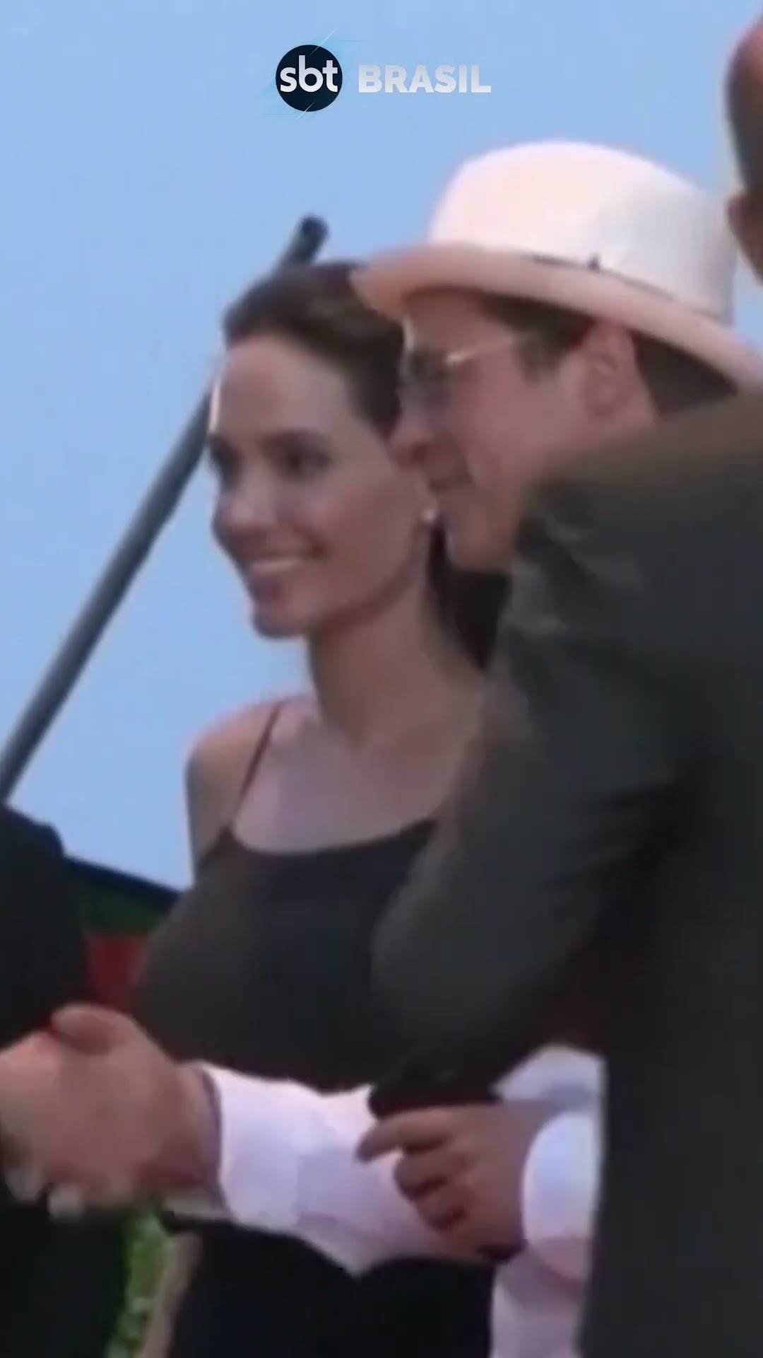 Jolie e Brad Pitt se divorciam após mais de oito anos de disputas judiciais  | SBT Brasil (31/12/24)