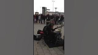 Frau rastet aus. Schlagzeug, Musik