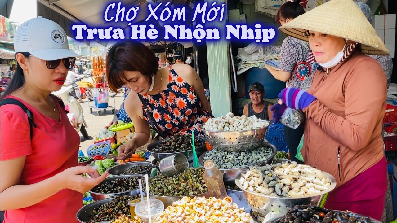 Cảnh Nhộn Nhịp Buổi Trưa Hè Ở Chợ Xóm Mới Nha Trang. Khách Du Lịch Rất Thích Mua Sắm Tại Đây. LTNT