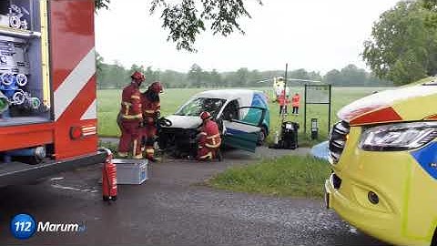 Auto botst tegen boom op Haarsterweg