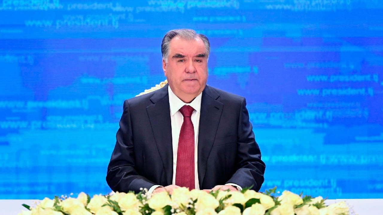 Эмомали Рахмон поздравил граждан Таджикистана с Днем вооруженных сил страны