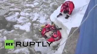 САМЫЕ  ШОКИРУЮЩИЕ НОВОСТИ  Спасатели проплыли 200 метров в ледяной воде, чтобы помочь собаке