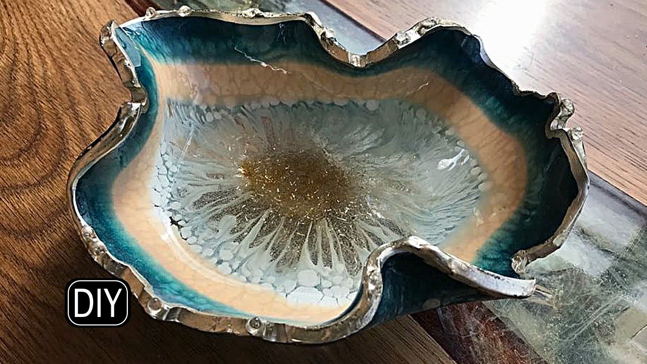 СГИБАЕМ ЭПОКСИДНУЮ СМОЛУ для создания формы.