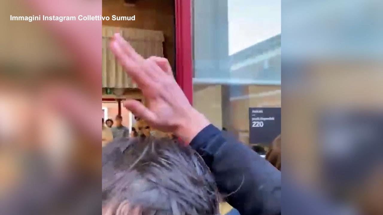 Blitz degli antagonisti a VENEZIA alla Ca' Foscari: CALENDA contestato CON IL GESTO DELLA P38