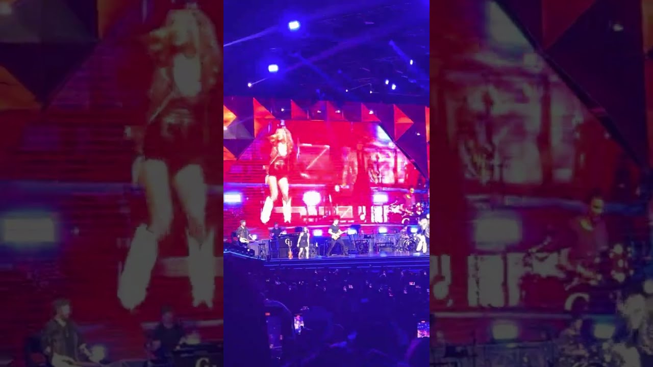 Carrie Underwood and Axel Rose sing “Welcome to the Jungle”