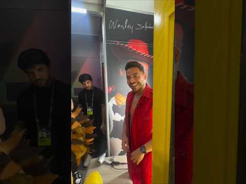 Wesley Safadão rindo dos personagens do Tirullipa