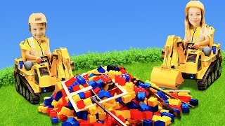 ‍ Des enfants déguisés en pompier éteignent un feu de Lego  Jouets pour enfants