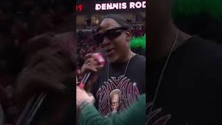 🔥 Chicago Bulls fans go wild for hustle legend Dennis Rodman! 🏀👏