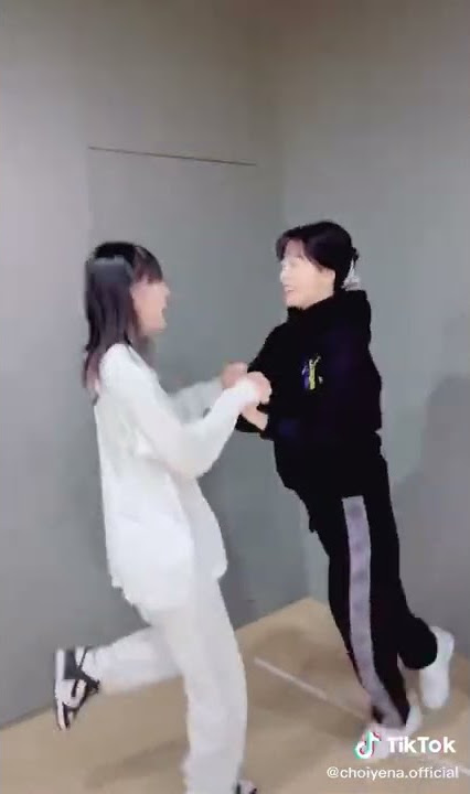 Yena with Yuri SMiLEY dance challenge