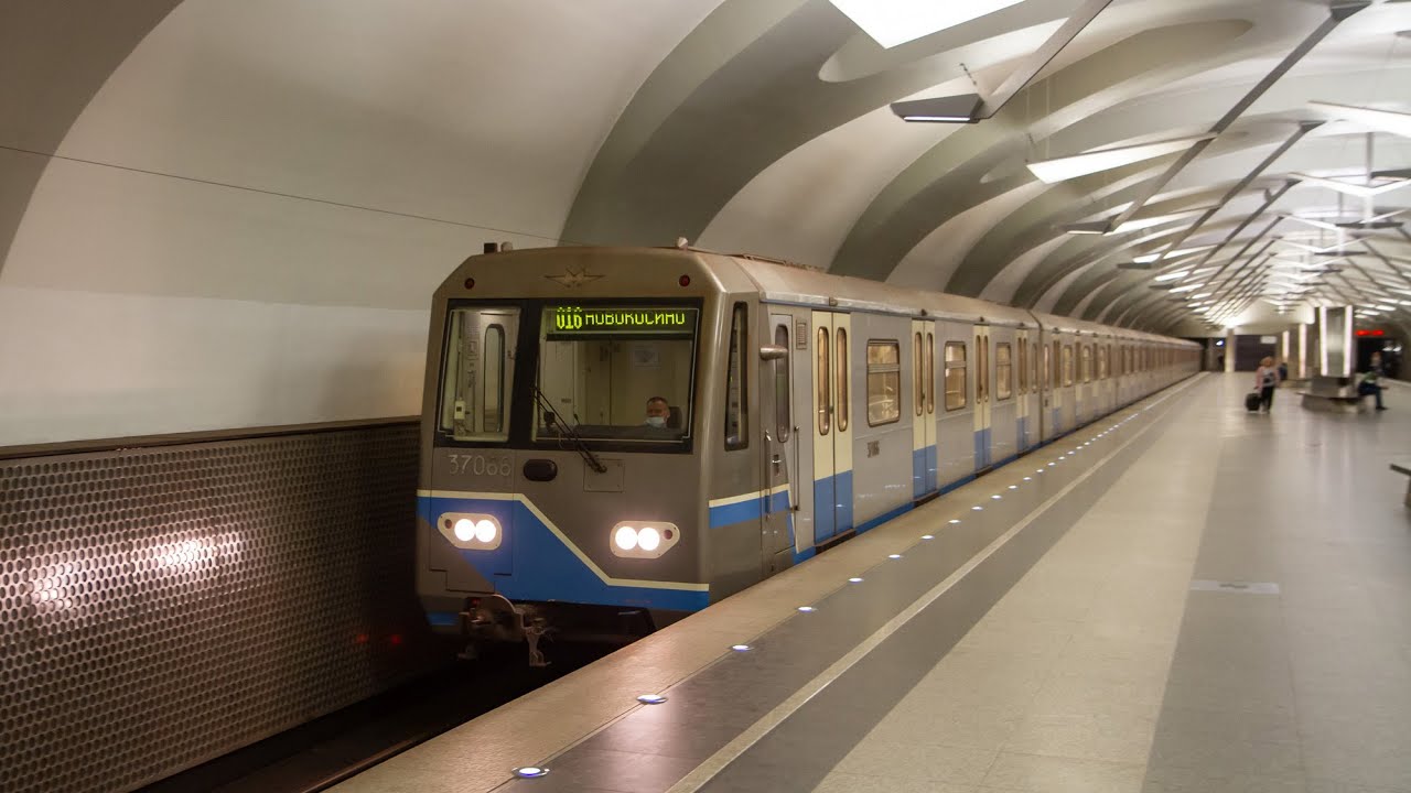 Московское метро: поезда 81-760 на Калининской линии