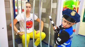 Vlad và mama giả vờ chơi ở trung tâm trò chơi dành cho trẻ em