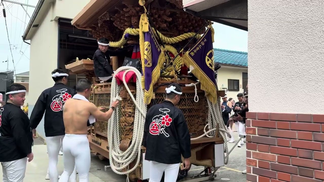 R8.5.31 Shimohakuta: The float is moved into the shed using jacks