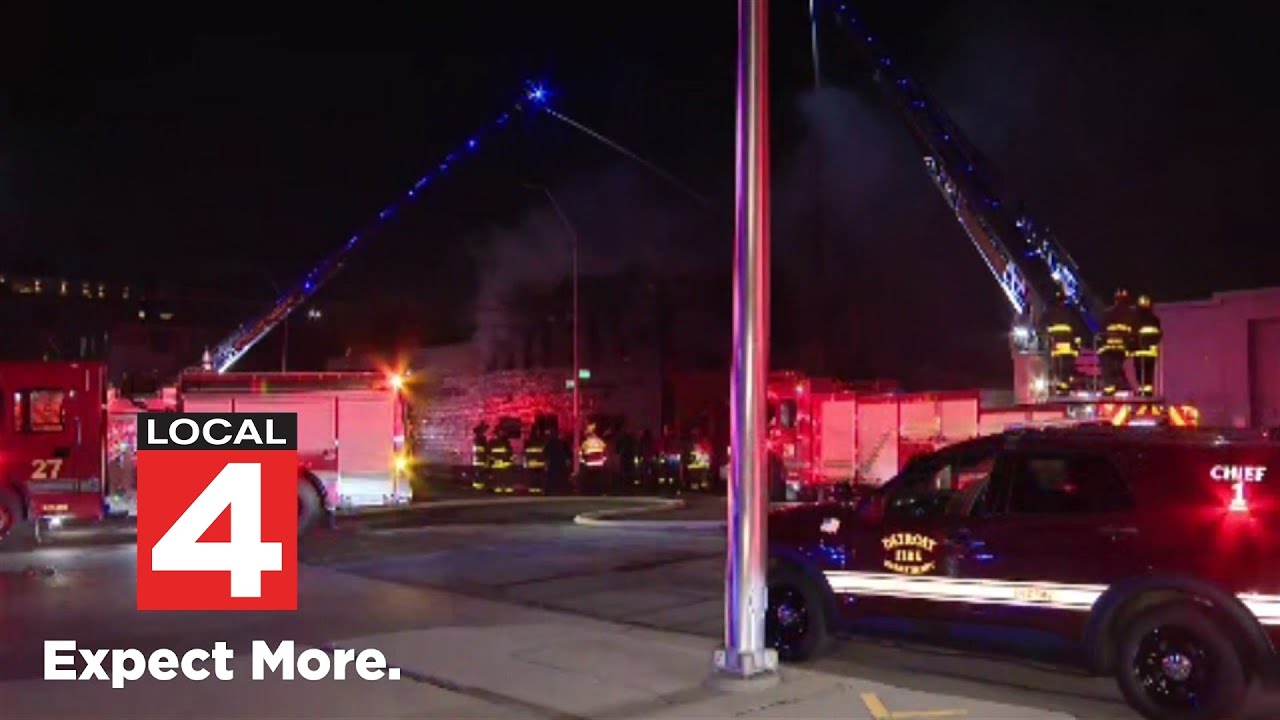 Crews battle apartment fire in downtown Detroit - YouTube