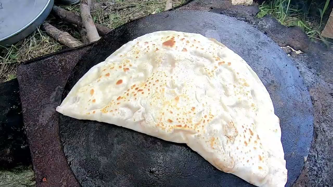 Bahçede öğlen yemeği etli ekmek