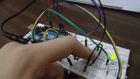 Arduino Test - 3 Buttons controls LEDs blinking patterns.