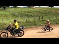 ANÃO AMARRA SUA BICICLETA NA MOTO E VAI NA BANGUELA ATÉ  SUA CASA 😂| ADRENALINA