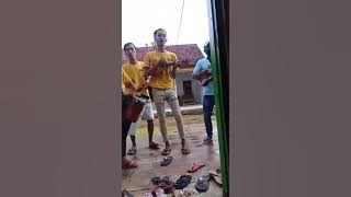 Desa nung kenik...di goyang oleh pengamen DEUS...dengan lagu benni chuduh