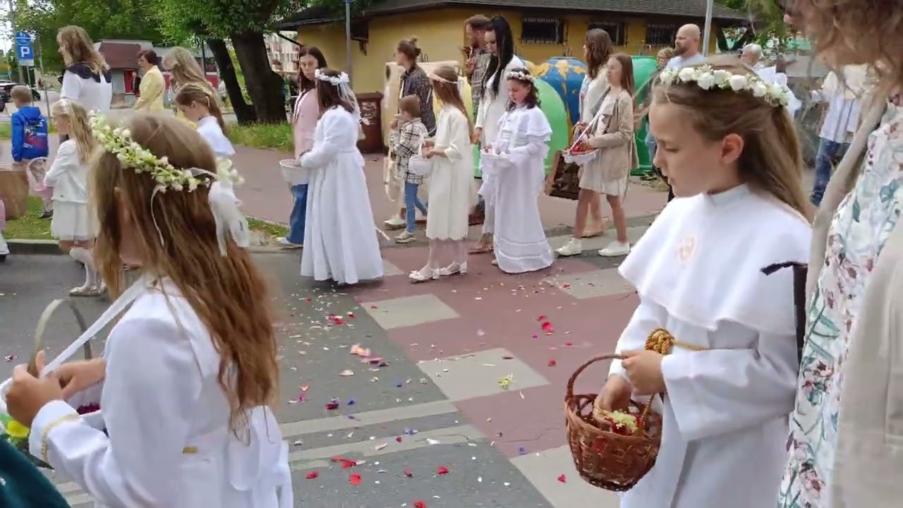 Procesja Bożego Ciał ulicami osiedla Marianki