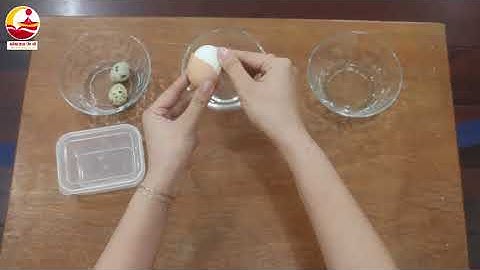 Dạy bé kỹ năng bóc vỏ trứng