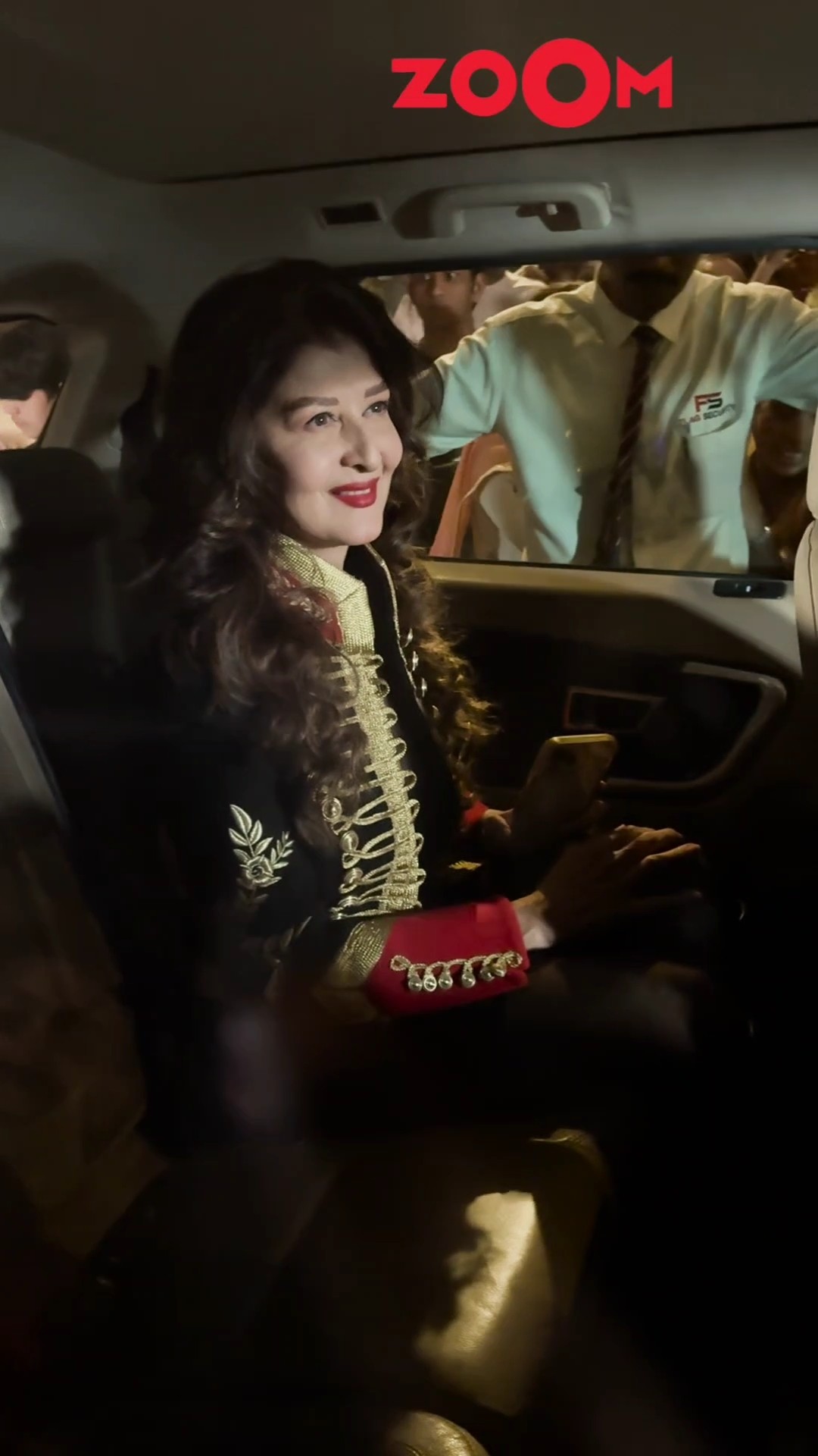 Salman Khan's ex-Sangeeta Bijlani looks GORGEOUS as she ARRIVES for his birthday bash ? #shorts