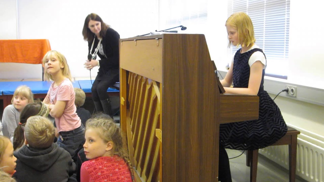 Samstund 4NJ Vor 2013 - Anna spilar á píanó