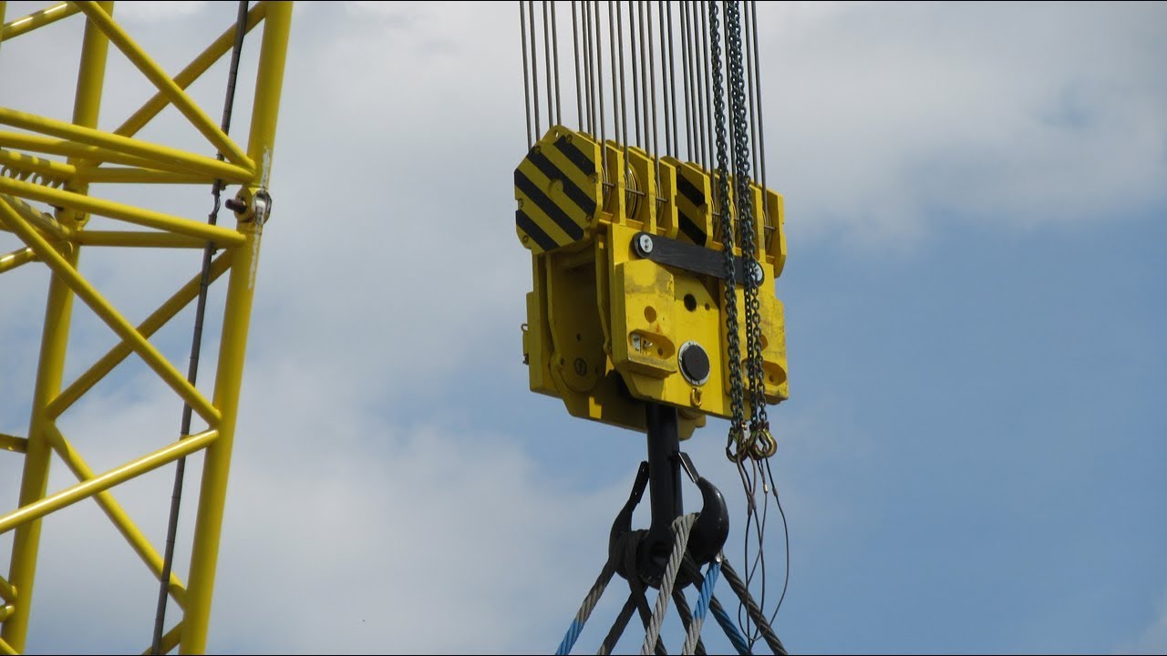 Soeren66 DEMAG CC 2000 von HEBO Maritime beim Einbau der