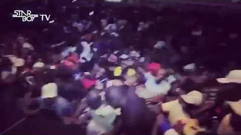 WIZKID THROWS DOLLARS TO FANS AT SHOW