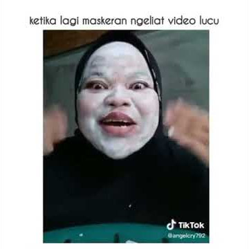 Kocak !! Ketika lagi maskeran melihat video lucu :v Jangan retak jangan retak